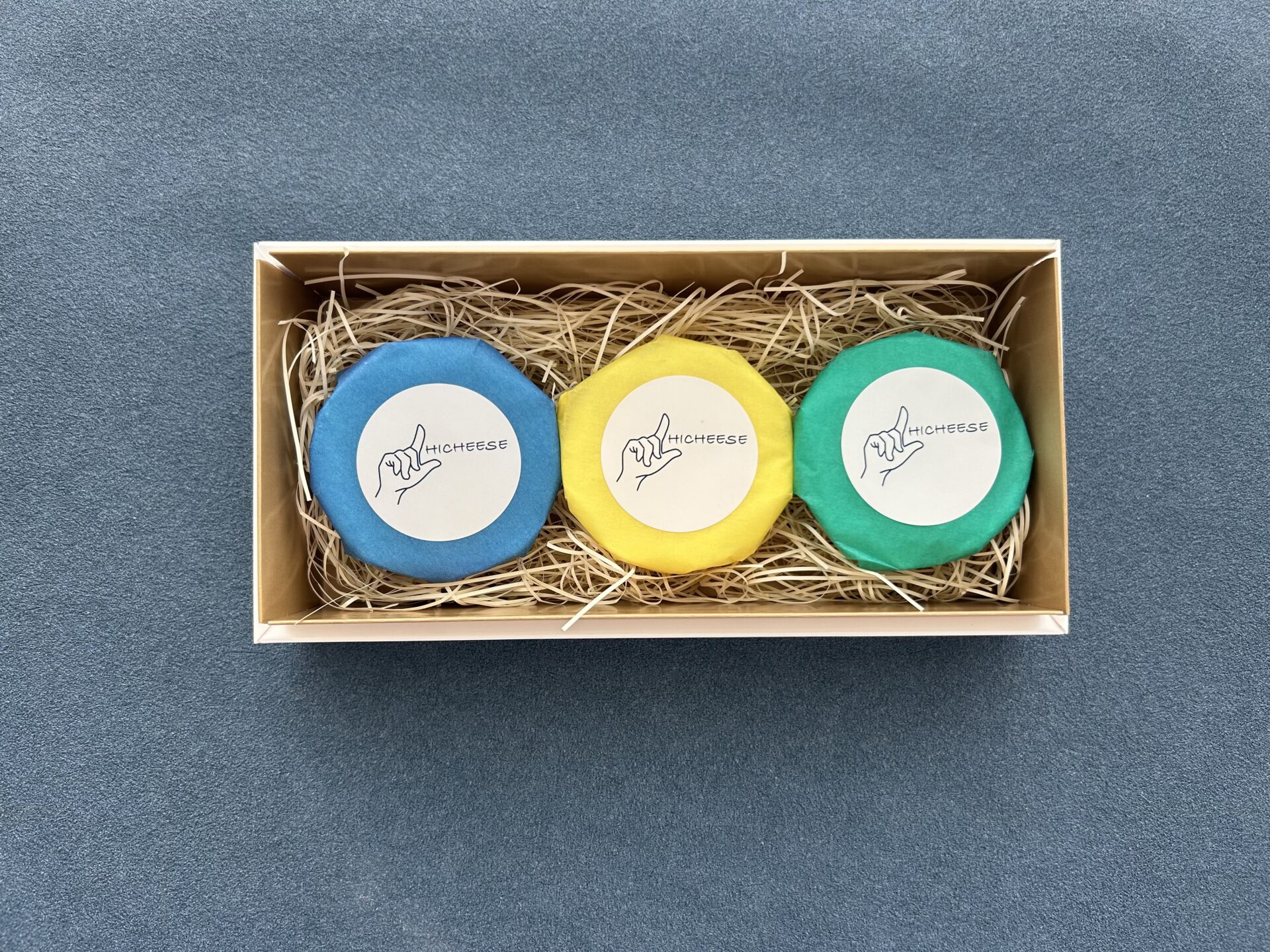 アソート ウィスキーにおすすめ(阿蘇自然豚のベーコンとローズマリーのチーズケーキ、ゴルゴンゾーラチーズケーキ、ブリー醤油漬けチーズケーキ)岩塩付き