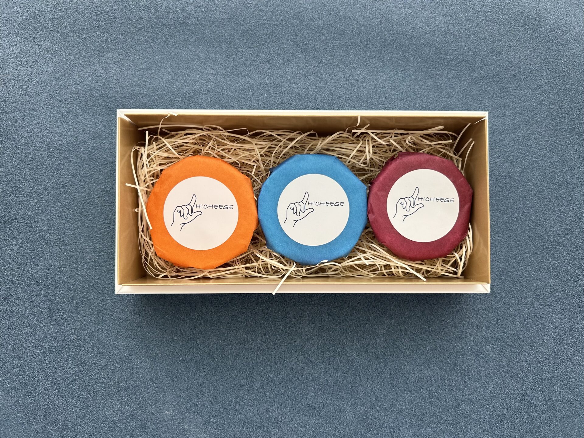 アソート 赤ワインにおすすめ(オリーブとピンクペッパーのチーズケーキ、ゴルゴンゾーラチーズケーキ、カマンベールチーズケーキ)岩塩付き