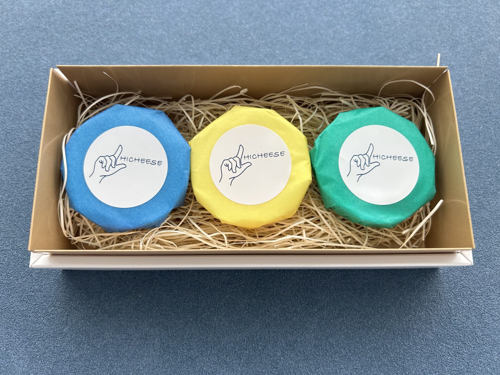 アソート ウィスキーにおすすめ(阿蘇自然豚のベーコンとローズマリーのチーズケーキ、ゴルゴンゾーラチーズケーキ、ブリー醤油漬けチーズケーキ)岩塩付き