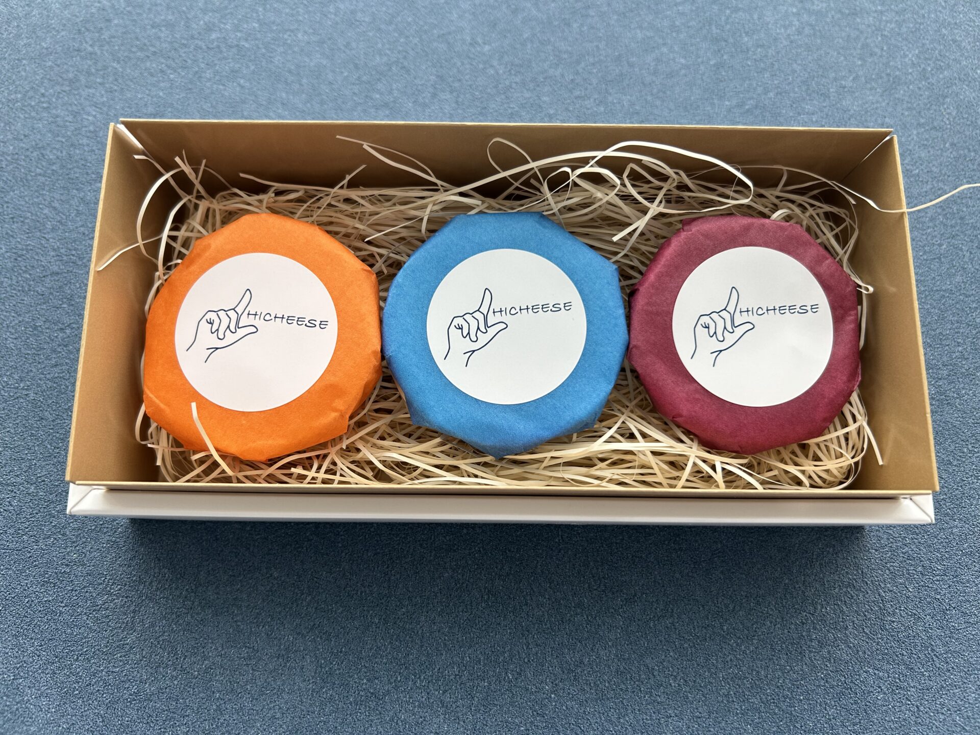 アソート 赤ワインにおすすめ(オリーブとピンクペッパーのチーズケーキ、ゴルゴンゾーラチーズケーキ、カマンベールチーズケーキ)岩塩付き